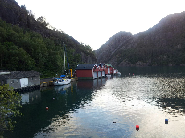 PASJA przy doku we fjordzie.