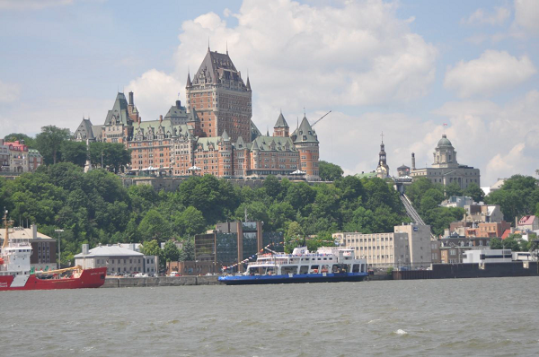 Ładne, zabytkowe miasto Quebec City nad rzeką St. Lawrence.
