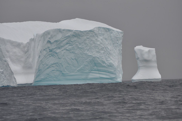 Pierwsza góra lodowa na Atlantyku (obszar Morza Labradorskiego).