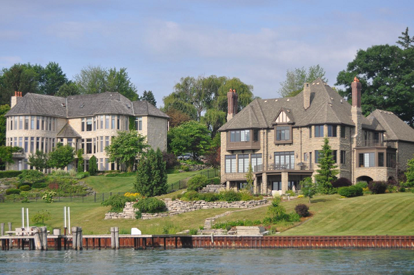 Ładne domy na brzegu rzeki St. Clair z Lake Huron do Lake St. Clair.
